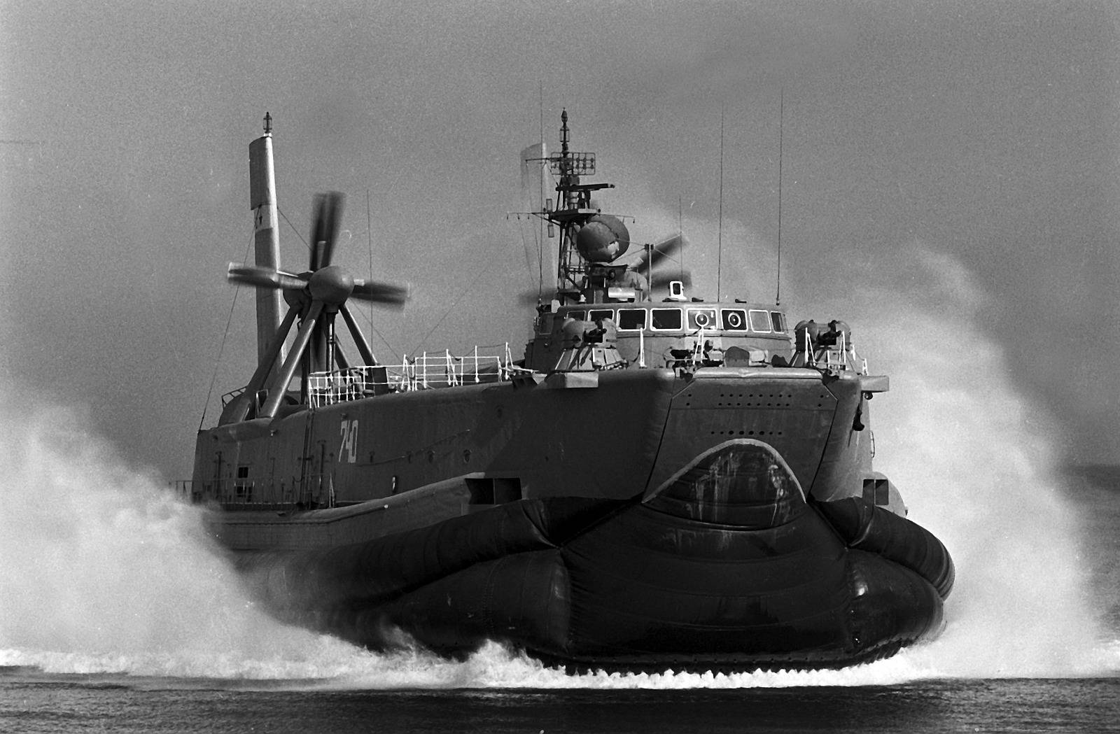 Амфибийно-десантный корабль на воздушной подушке типа «зубр» проекта 12322