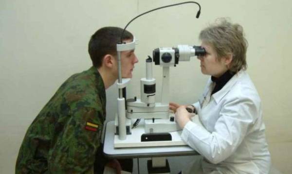 Возьмут ли на службу в армию с катарактой?