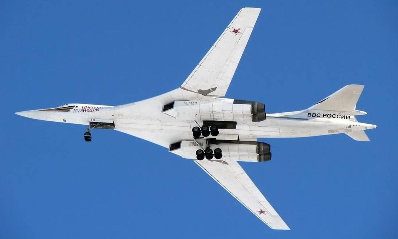 Обновленный бомбардировщик ту-160м «белый лебедь» совершил первый полет
