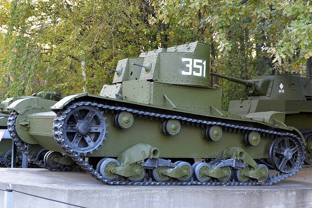 Легкий двухбашенный танк т-26.