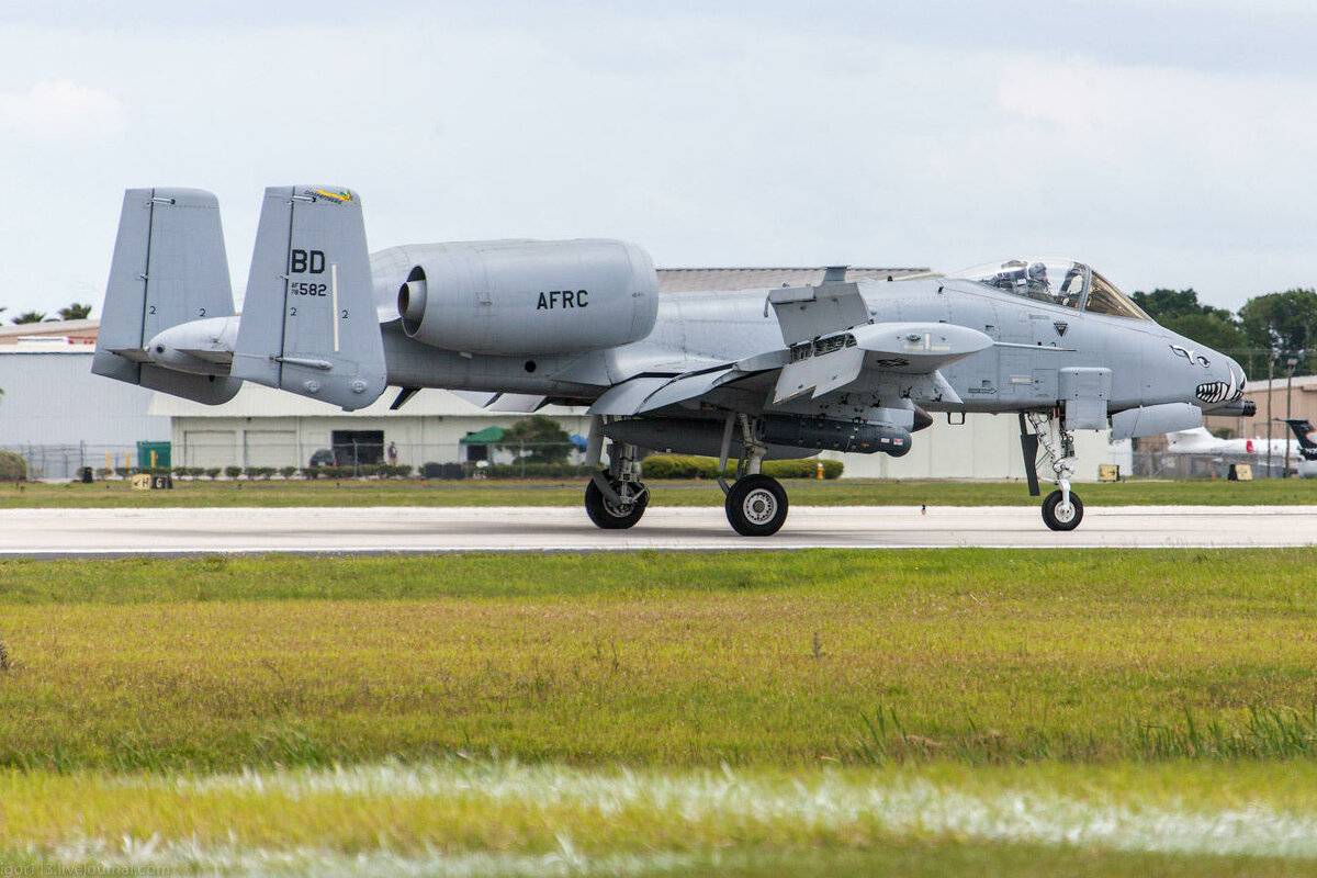 A-10 тандерболт ii thunderbolt американский самолет штурмовик по прозвищу warthog-бородавочник видео фото