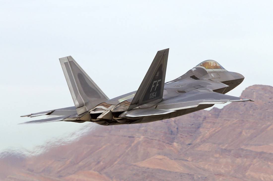 F-22 в прицеле су-35: сравнительные характеристики моделей самолетов, кто сильнее по мнению экспертов, воздушный бой