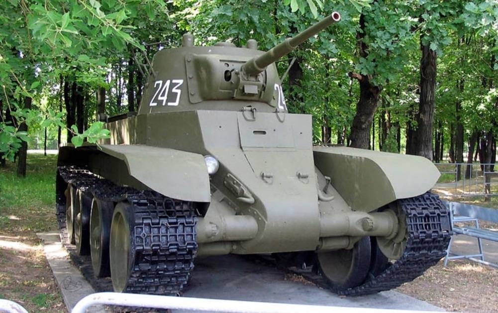 Советский лёгкий колёсно-гусеничный танк бт-7