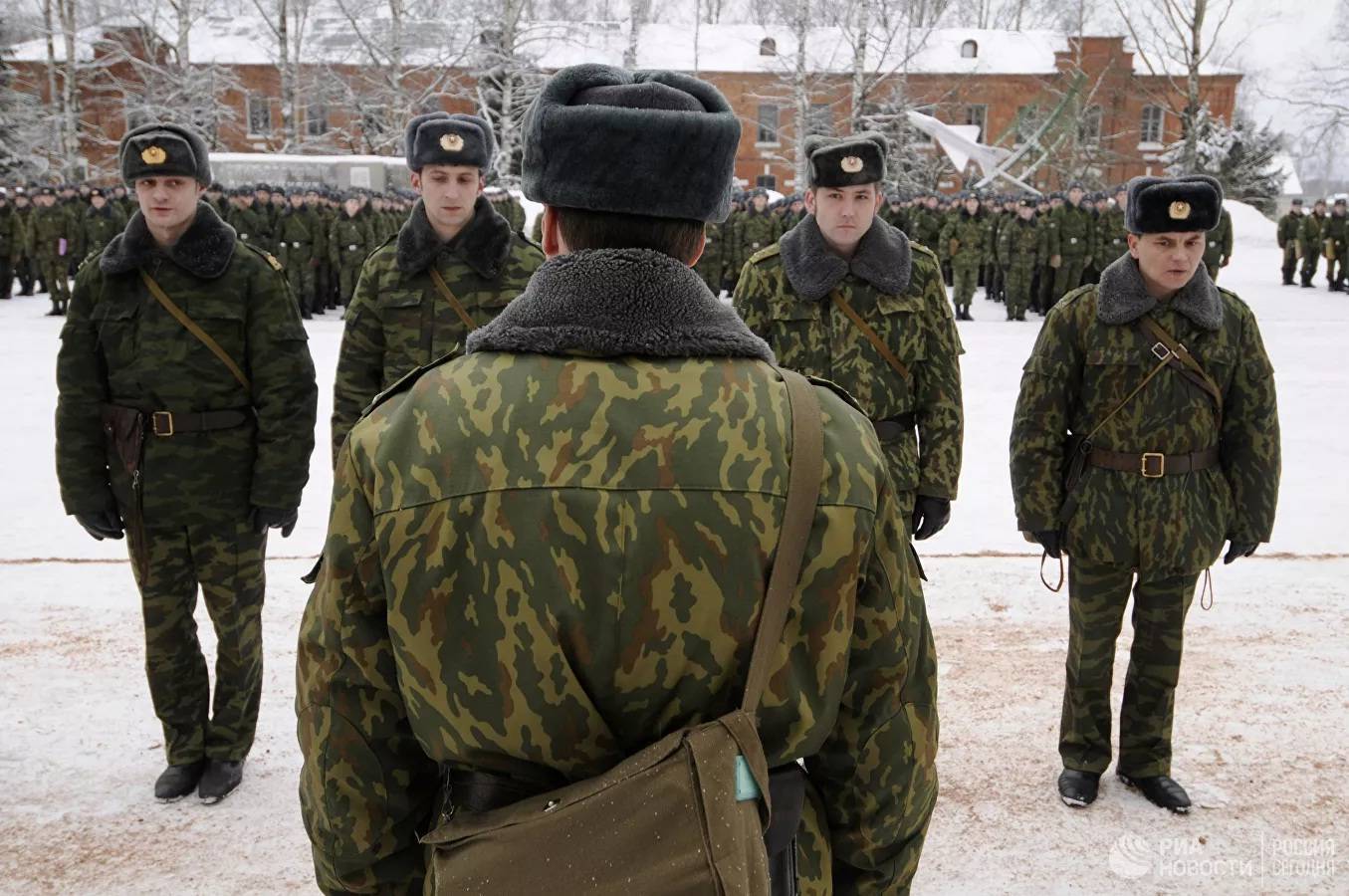 Зима строй. Командир воинской части. Командир в армии. Командир и солдаты. Командир военной части.