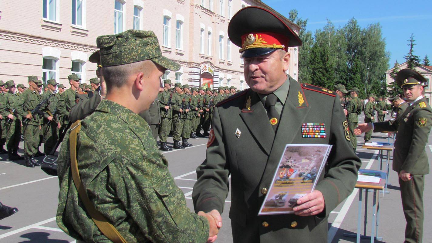 Военнослужащий командир. Поощрение военнослужащих. Награждение в армии. Пощрениявоеннослужащих. Воинская дисциплина.