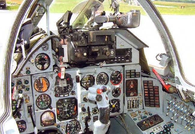 Су-17 - истребитель-бомбардировщик, характеристики самолета и его кабины с фото и видео