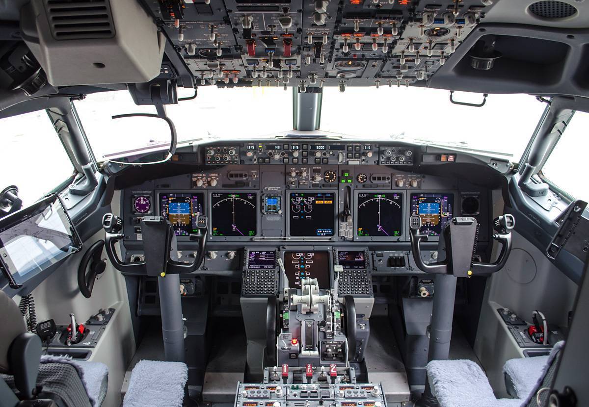 Боинг 737: технические характеристики, вместимость, скорость, схема салона, история, фото и видео самолета.