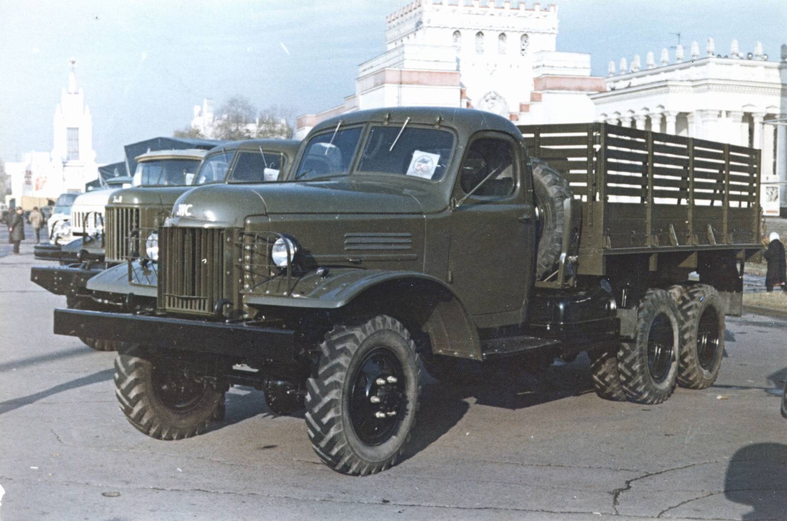 Грузовой автомобиль ЗиС-151 на страже военных и хозяйственных нужд
