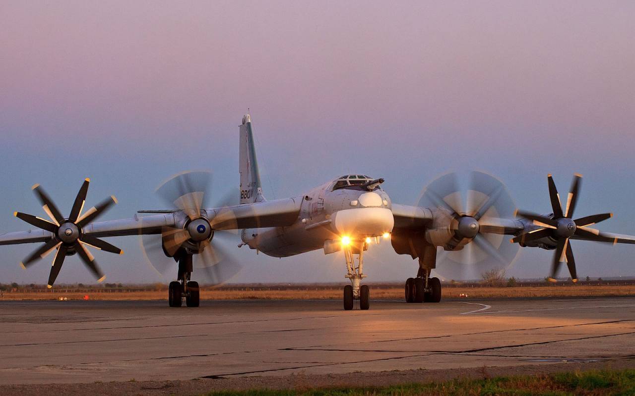 Стратегический бомбардировщик самолёт ту 95 «медведь»
стратегический бомбардировщик самолёт ту 95 «медведь»