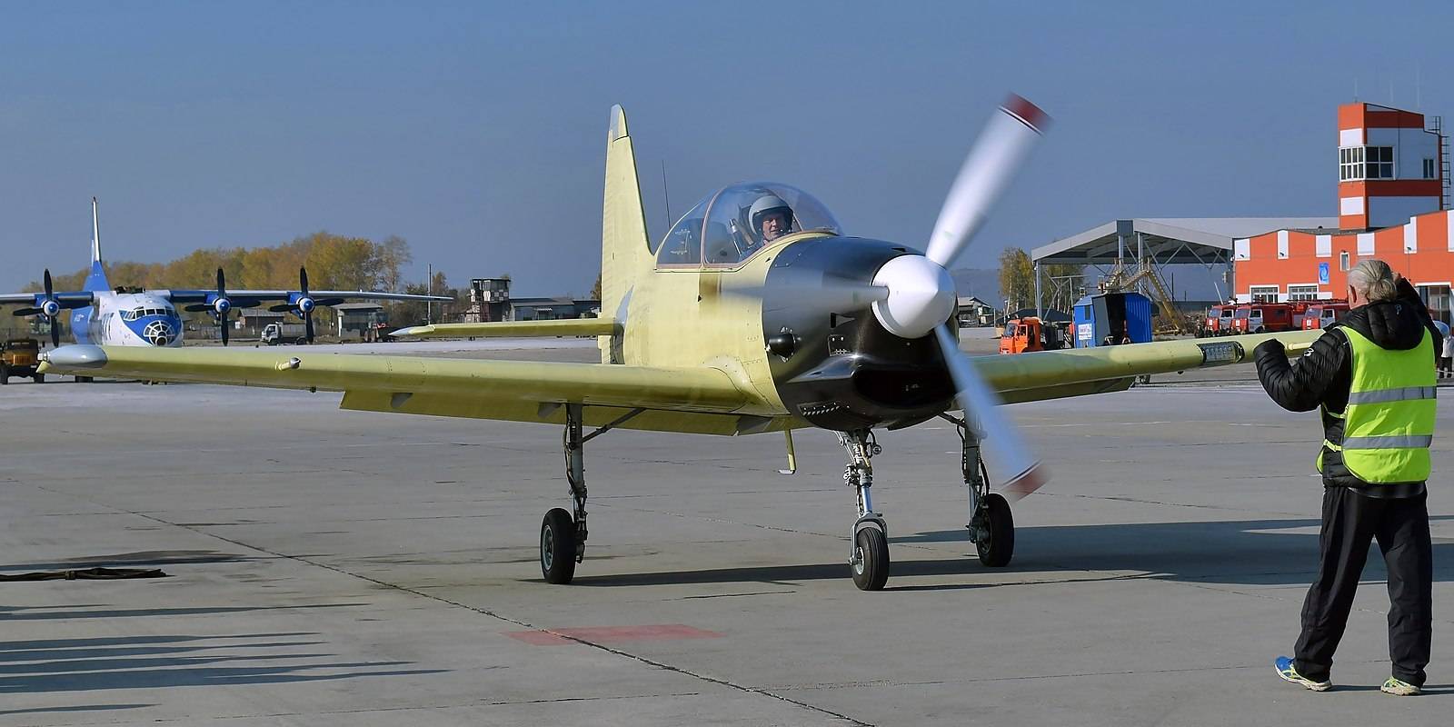 Як-52 - советский спортивно-учебно-тренировочный самолёт
як-52 - советский спортивно-учебно-тренировочный самолёт