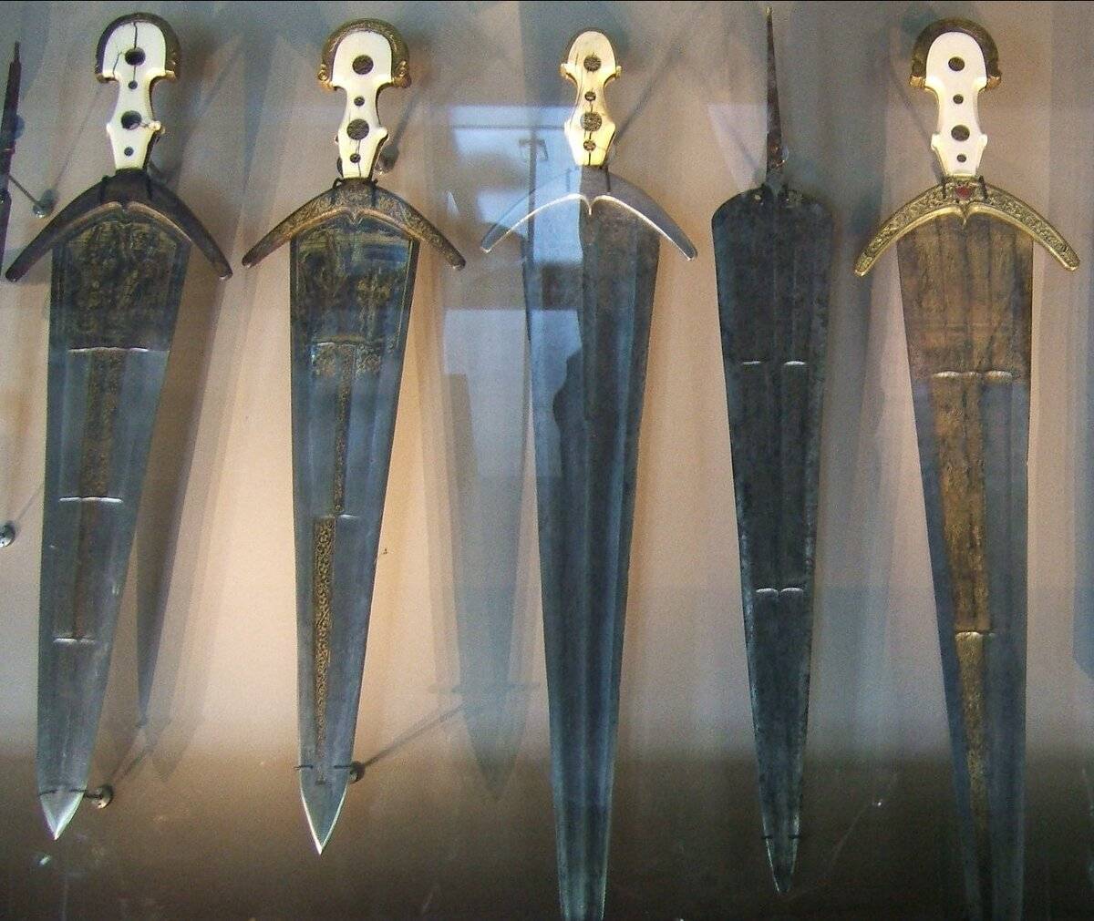 Нож стилет - итальянское холодное трехгранное оружие