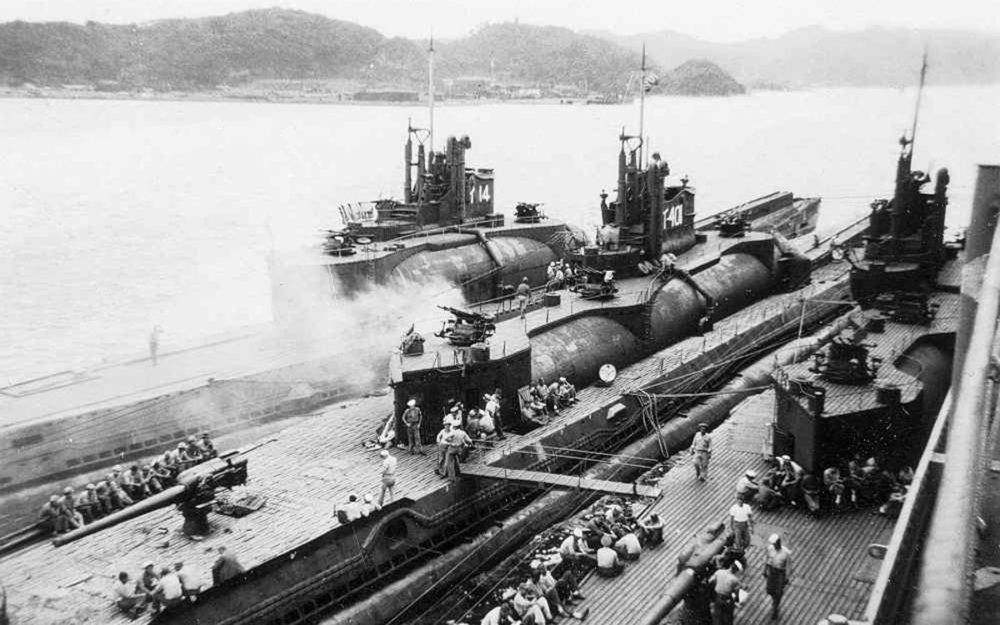 История возникновения первых подводных лодок и их использования в морских сражениях: конструкции авторства да винчи, дреббеля, бушнелла, никонова и других.