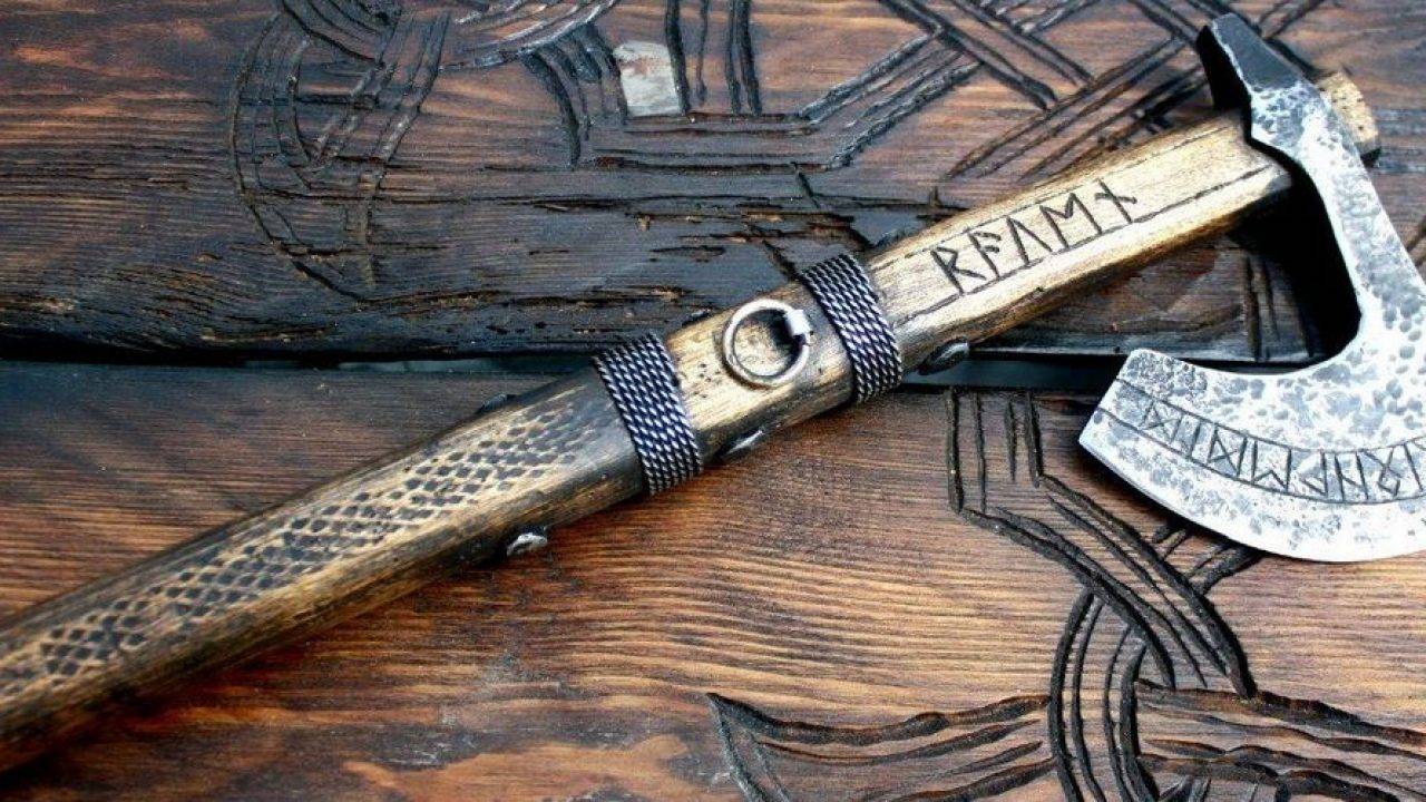 Боевой топор: оружие викингов (с лезвием в виде полумесяца), виды - славянский, скандинавский, русич, классификация