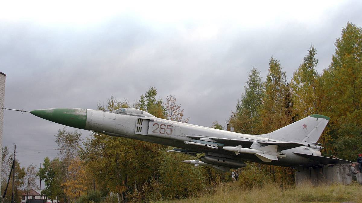 Су-9 - первый советский сверхзвуковой истребитель-перехватчик
су-9 - первый советский сверхзвуковой истребитель-перехватчик