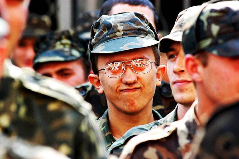 Берут ли в армию при наличии косоглазия: изучаем практику военкоматов
