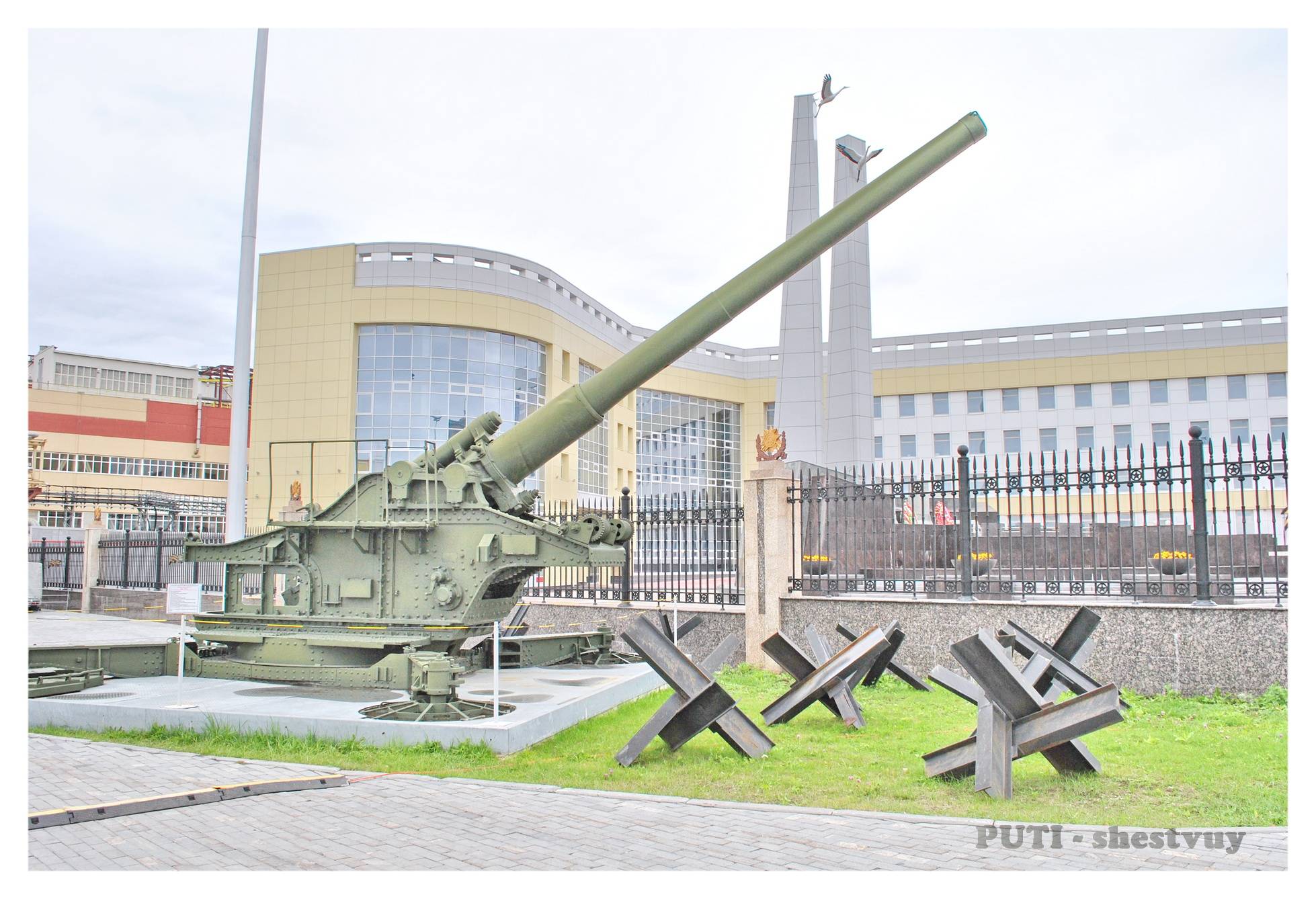 Артиллерийские системы на открытой площадке центрального музея вооруженных сил