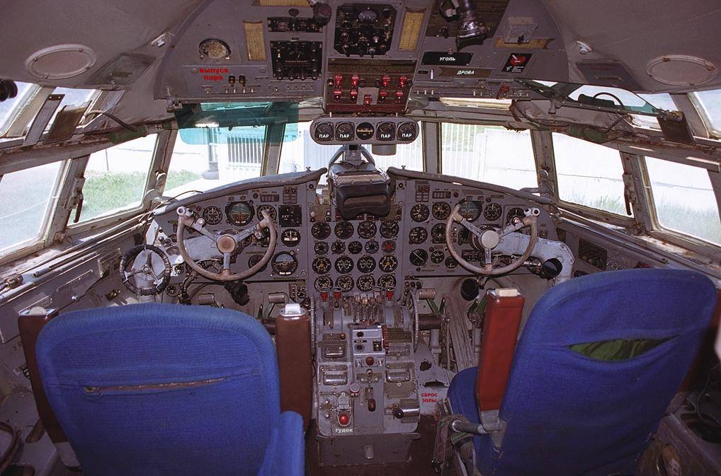 Ил-18, технические характеристики и история пассажирского дальнемагистрального самолета, обзор кабины и салона, видео взлета и посадки