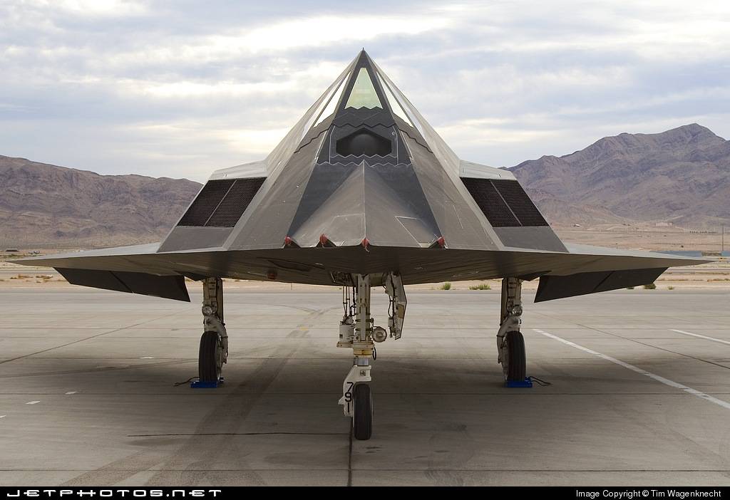 Lockheed f-117a night hawk локхид f-117a «найт хоук». энциклопедия современной военной авиации 1945-2002: часть 1. самолеты
