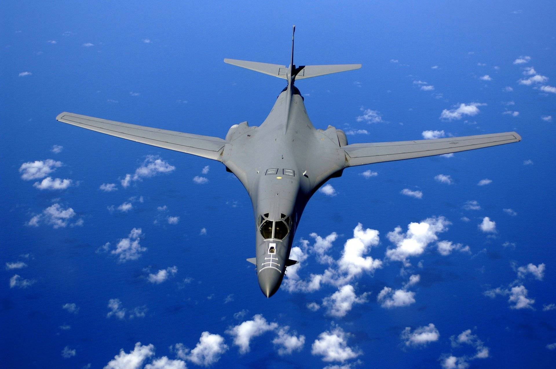 Что представляет собой бомбардировщик b-1b lancer? | армия | общество